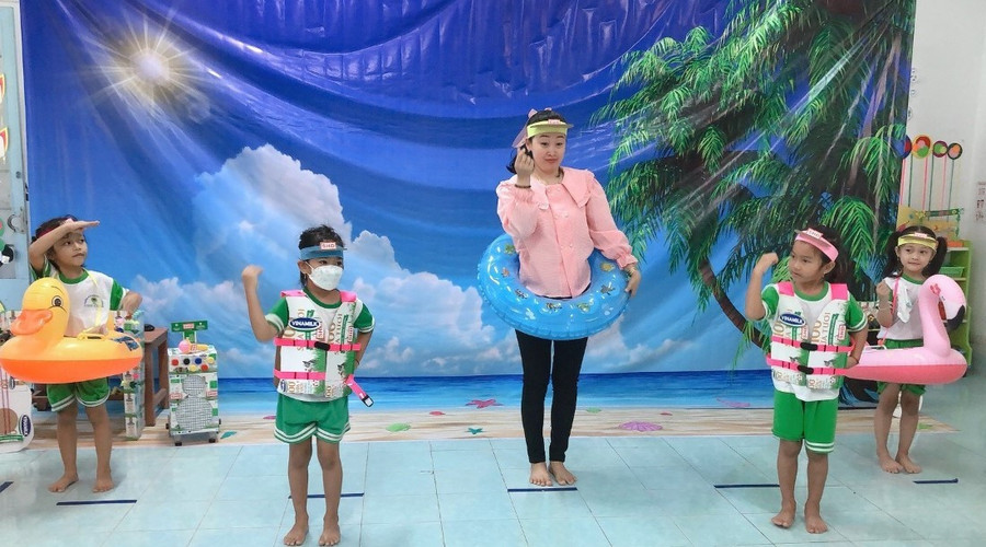 Lärare och elever på Huong Duong förskola (Vinh Long). Foto: NTCC doi-moi-dao-tao-giao-vien-1.jpg