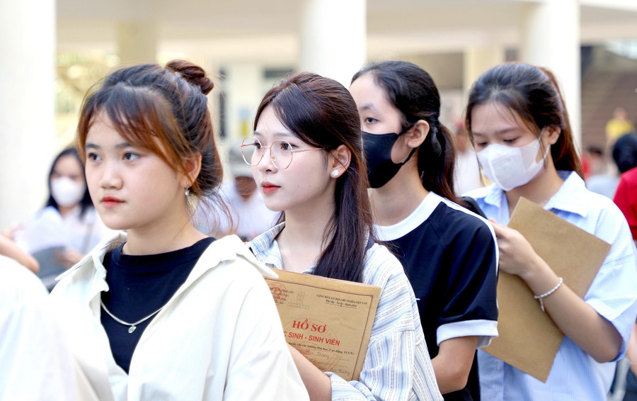 Studenter vid Centrala pedagogiska högskolan. doi-moi-dao-tao-giao-vien-2.jpg