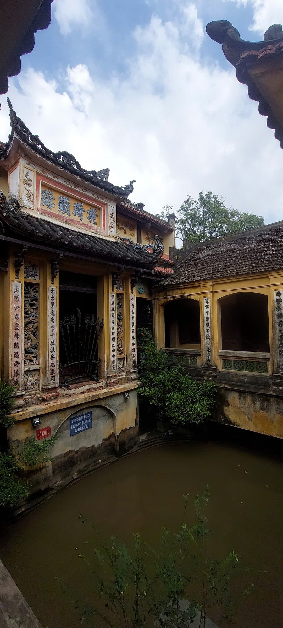 Trung điện và giếng Hồ khẩu - một trong những hạng mục cổ có kiến trúc độc đáo của đền Trần Thương. Ảnh: Bình Thanh am-vang-tran-thuong-ngan-nam-su-tich-3.jpg