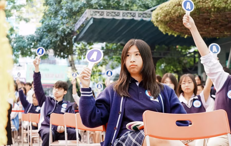 Trịnh Hoài Trâm Anh tham gia cuộc thi tìm hiểu kiến thức pháp luật tại trường tháng 11/2024. Ảnh: NVCC