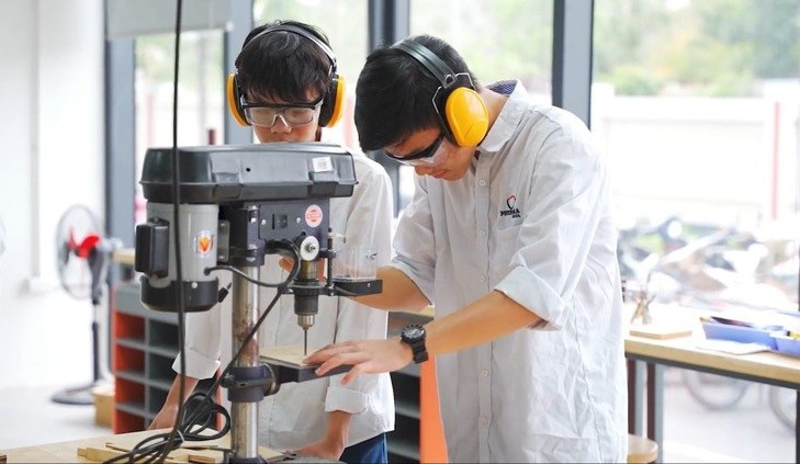 Học sinh Phenikaa School sử dụng máy khoan bàn chế tạo sản phẩm tại Makerspace của nhà trường. Ảnh: Website nhà trường