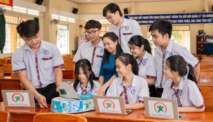 Cô, trò Trường THPT Võ Văn Kiệt (Vĩnh Long). Ảnh: NTCC