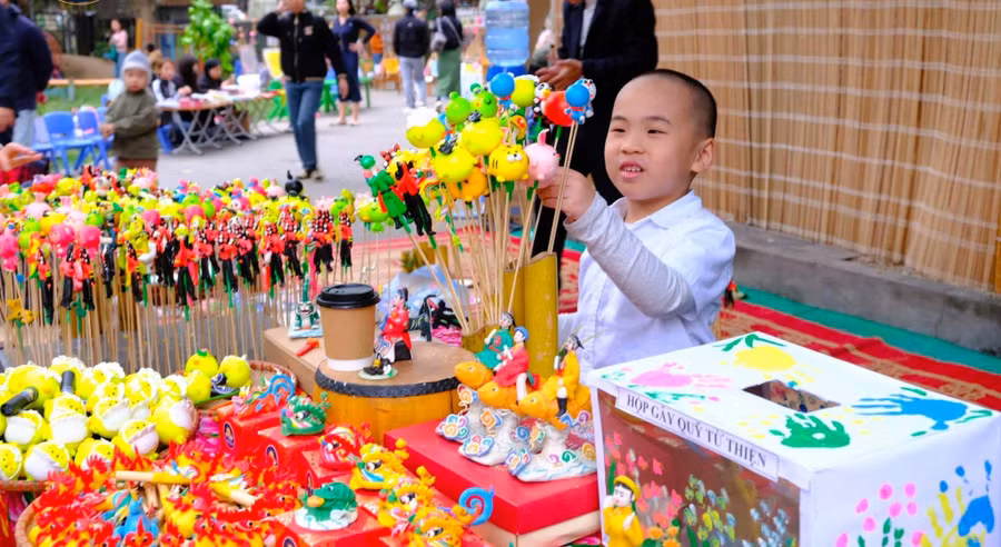 Trẻ háo hức với các que tò he đầy màu sắc. 