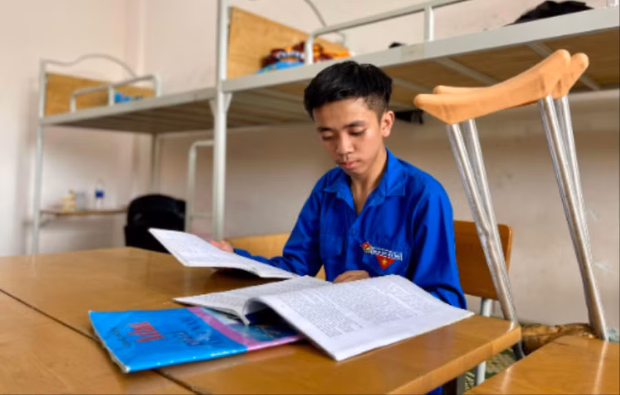 Dù khó khăn nhưng Ngọc Duy luôn nỗ lực vượt khó để biến ước mơ làm thầy giáo thành hiện thực. 