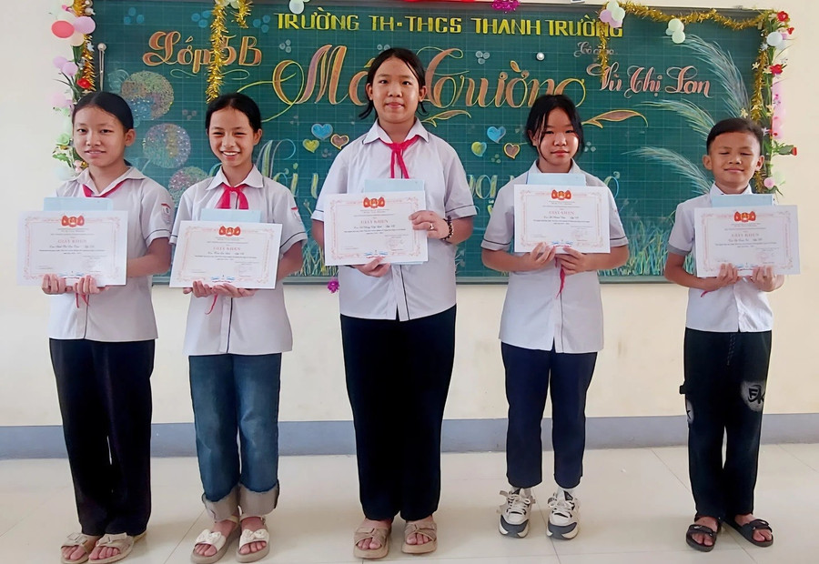 Suốt 5 năm học tiểu học, Trần Gia Linh đều đạt danh hiệu học sinh xuất sắc. Ảnh: Dương Hoa em-be-mo-coi-uoc-mo-lam-co-giao2.jpg