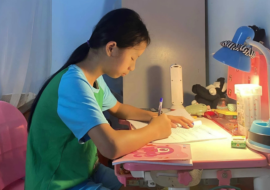 Em Trần Gia Linh học bài tại nhà. em-be-mo-coi-uoc-mo-lam-co-giao4.jpg