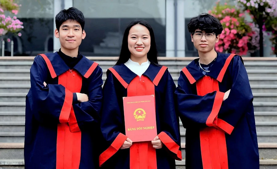 Nguyễn Ngọc Phương Anh và các bạn lớp 12 Lý 1. Ảnh: NVCC