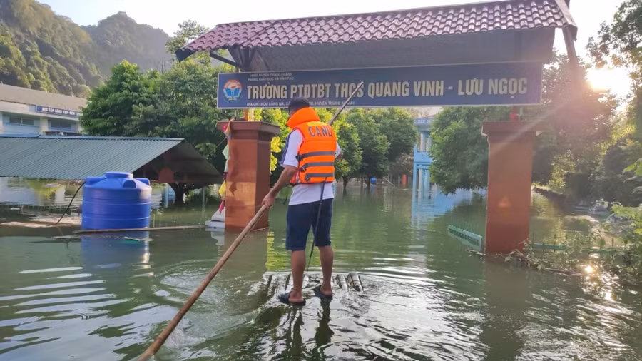 Trường PTDTBT THCS Quang Vinh - Lưu Ngọc, huyện Trùng Khánh ngập trong nước (khoảng 0,85m, nơi ngập sâu nhất 1,5m).