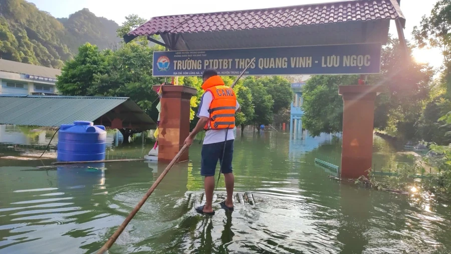 Trường PTDTBT THCS Quang Vinh - Lưu Ngọc, huyện Trùng Khánh ngập trong nước (khoảng 0,85m, nơi ngập sâu nhất 1,5m).