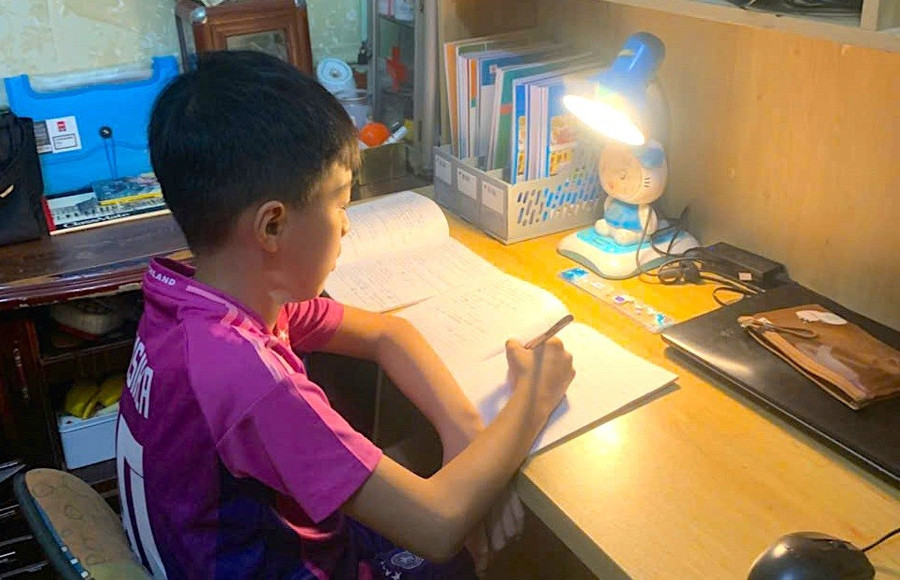 Sau khi “Tiếng kẻng học bài” vang lên, tất cả học sinh trên địa bàn xã Nguyễn Văn Linh tự giác ngồi vào bàn học. Ảnh: NVCC