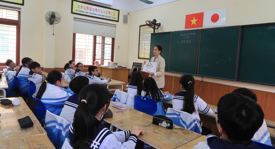 Cô Ngô Hương Giang và học sinh Trường THCS Chu Văn An trong giờ học tiếng Nhật.