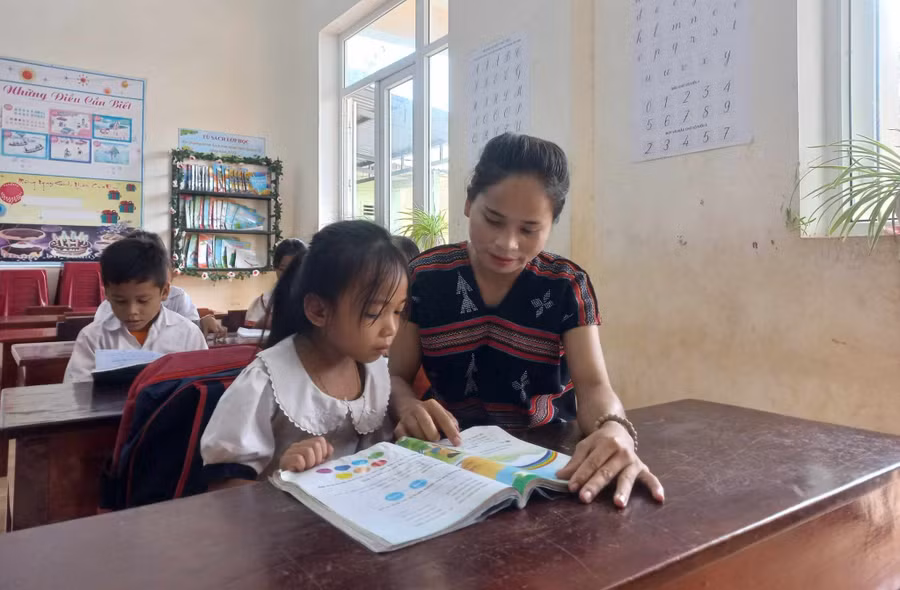 Cô trò Trường Tiểu học - THCS A Xing (huyện Hướng Hóa, Quảng Trị).