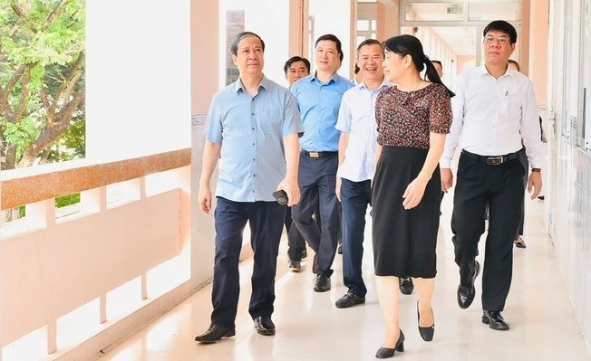 Bộ trưởng Nguyễn Kim Sơn và đoàn công tác kiểm tra công tác chuẩn bị cho Kỳ thi tốt nghiệp THPT năm 2024 tại Hậu Giang. Ảnh: MOET