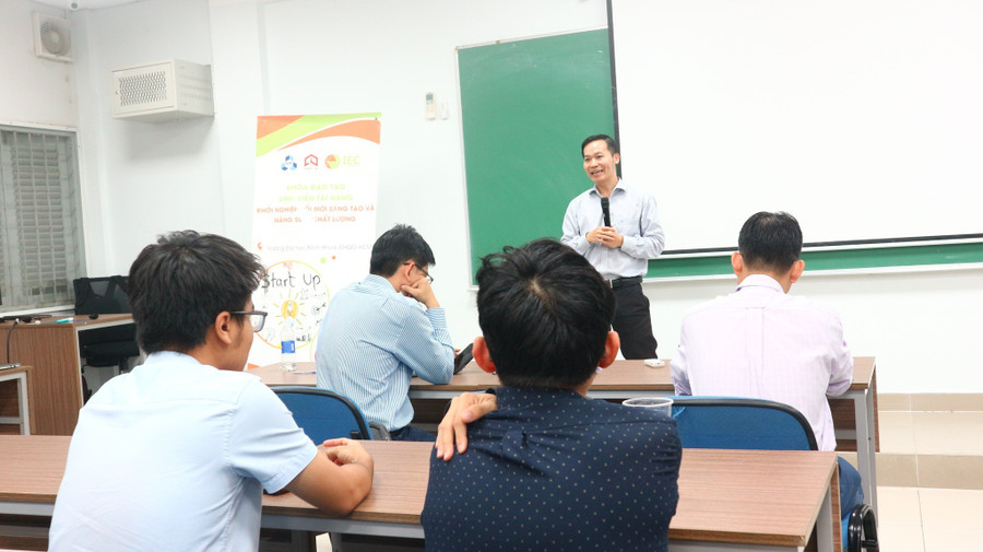 ThS Lê Nhật Quang tại một chương trình đào tạo về khởi nghiệp và đổi mới sáng tạo do IEC tổ chức. Ảnh: IEC khoi-nghiep-va-doi-moi-sang-tao-3.jpg