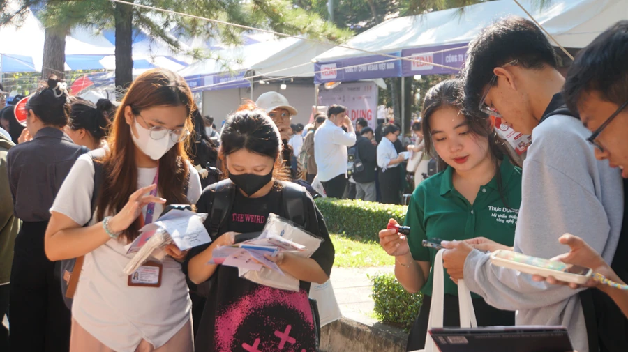 Sinh viên tại Ngày hội việc làm ở TPHCM, tháng 12/2024. Ảnh: Lê Nam