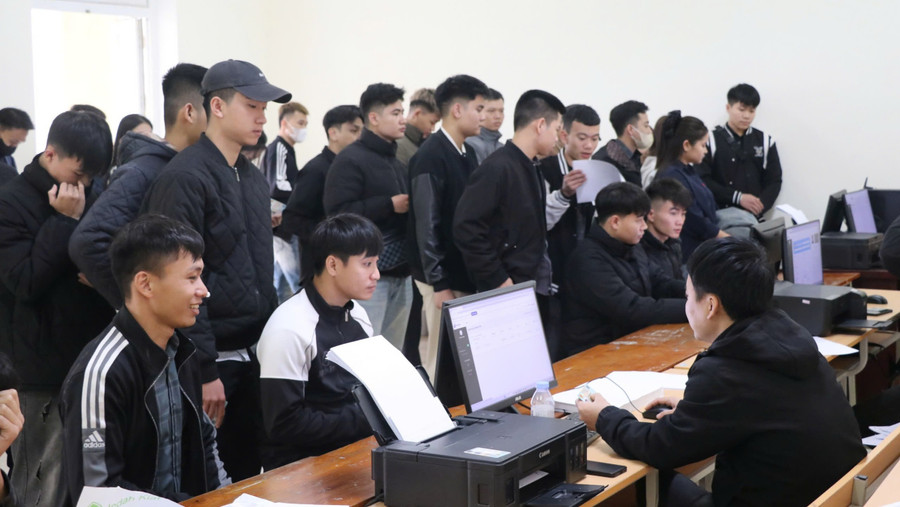 Ứng viên đăng ký thi tiếng Hàn Quốc tại Trung tâm Dịch vụ việc làm tỉnh Nghệ An. Ảnh: Hồ Lài