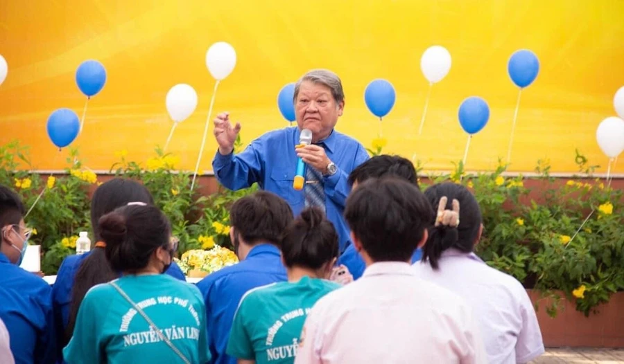 Chuyên gia dự báo nhân lực Trần Anh Tuấn tại “Ngày hội hướng nghiệp - tuyển sinh lần thứ 12 năm 2024”. Ảnh: NVCC