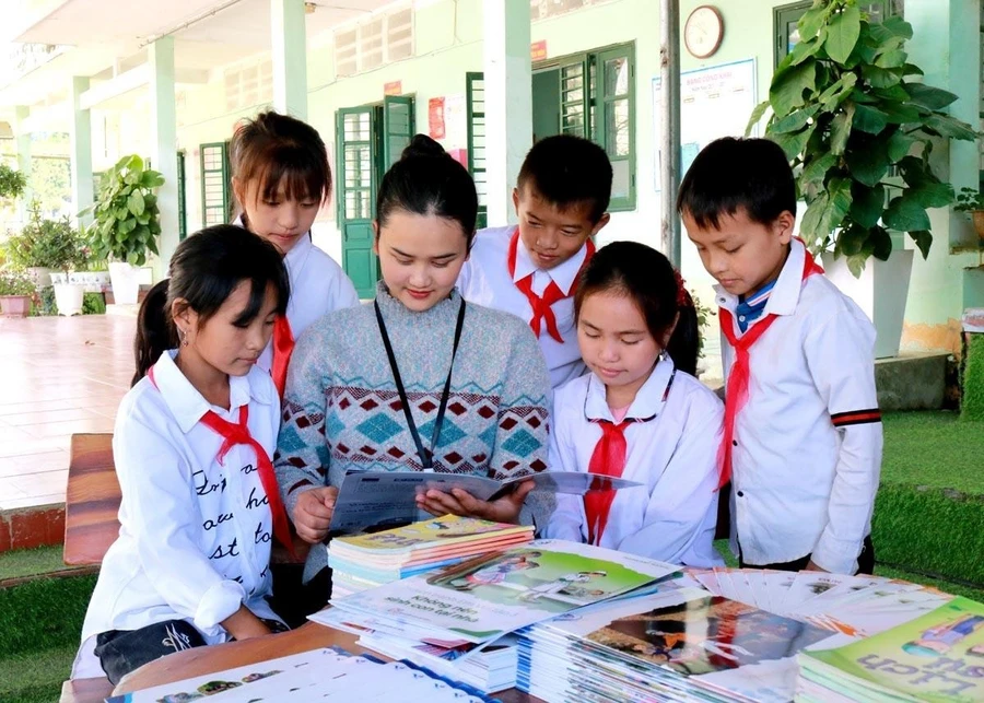 Cô và trò Trường PTDT bán trú THCS Lũng Chinh (Mèo Vạc, Hà Giang) trong giờ học ngoại khóa. Ảnh: INT