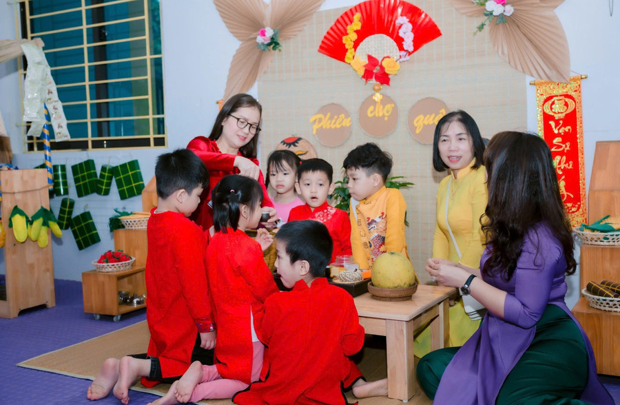 Cô trò Trường Mầm non Xuân Đỉnh B (Bắc Từ Liêm, Hà Nội). Ảnh: Đình Tuệ