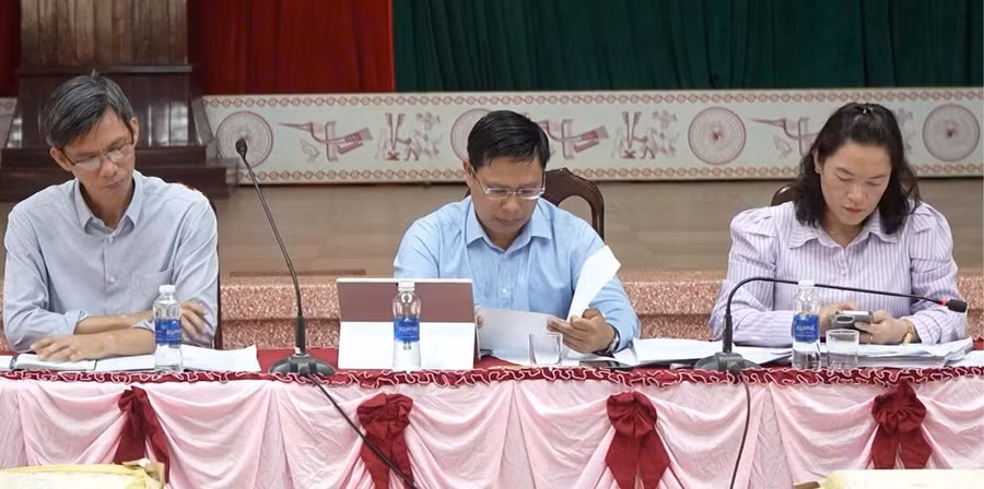 Ông Vũ Hồng Nhật - Chủ tịch UBND huyện Cư M’gar (giữa) tổ chức đối thoại, tìm hướng tháo gỡ khó khăn cho giáo viên bị truy thu tiền phụ cấp ưu đãi. Ảnh: TT 