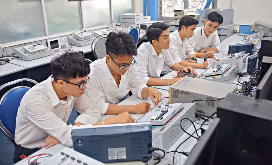 Sinh viên Khoa Điện tử viễn thông Trường Đại học Công nghệ (ĐHQGHN). Ảnh minh họa: INT