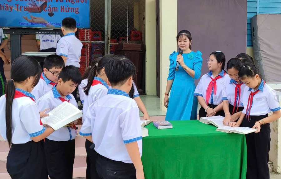 Cô, trò Trường THCS Trung Hiếu (Vĩnh Long). Ảnh: NTCC