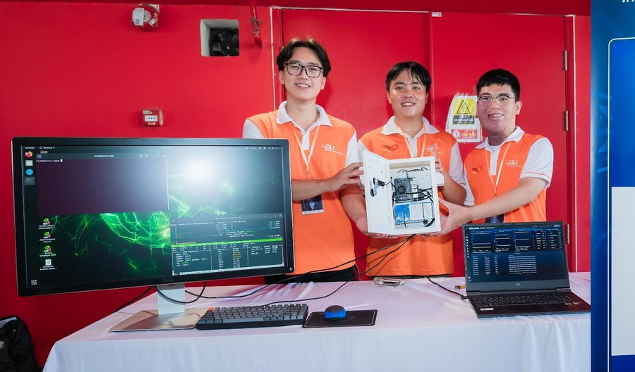 Nhóm sinh viên Trường Đại học Việt Đức và sản phẩm nghiên cứu. Ảnh: Hà An