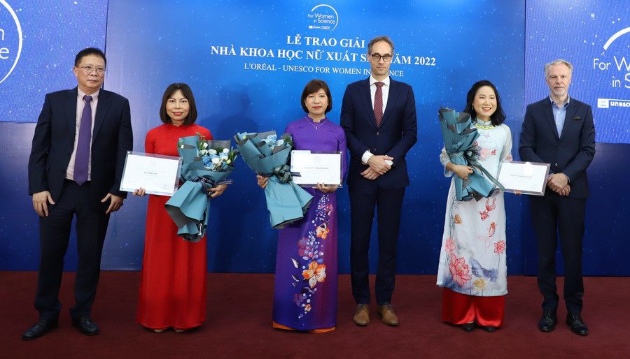 Trao Giải thưởng L’Oréal - UNESCO Vì sự phát triển phụ nữ trong khoa học cho 3 nhà khoa học nữ xuất sắc năm 2022. Ảnh: INPC