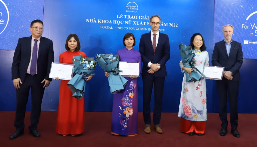 Trao Giải thưởng L’Oréal - UNESCO Vì sự phát triển phụ nữ trong khoa học cho 3 nhà khoa học nữ xuất sắc năm 2022. Ảnh: INPC