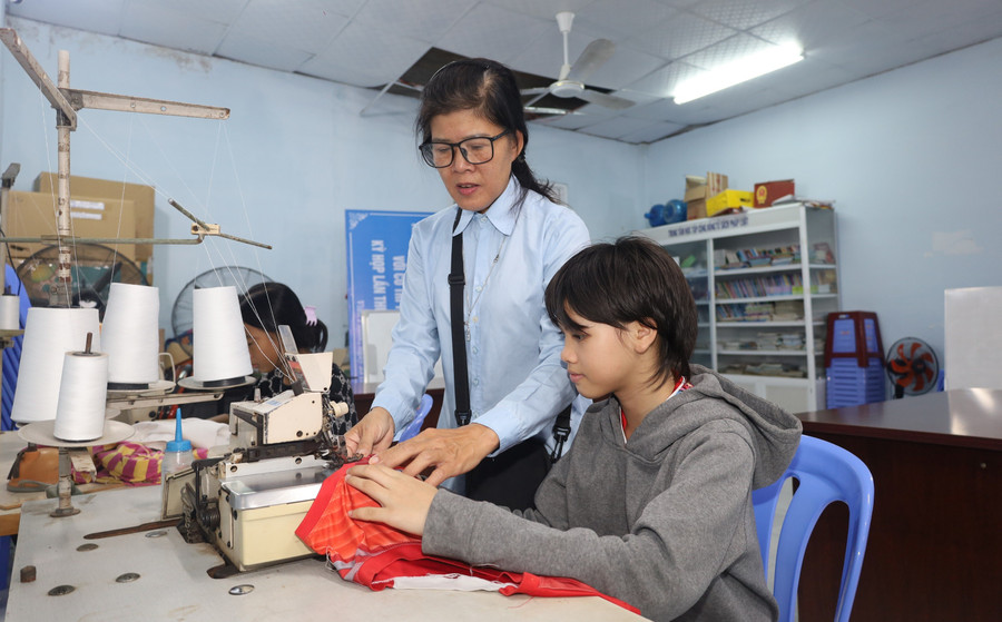 Nhiều học viên của lớp học tình thương được cô Đức hỗ trợ học nghề.