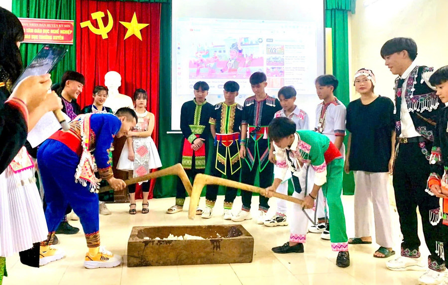 Hoạt động giao lưu văn hóa các dân tộc tại Trung tâm GDNN-GDTX huyện Kỳ Sơn, Nghệ An. Ảnh: NVCC