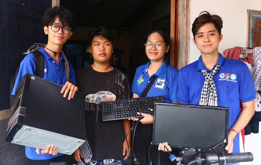 Duy Tân (ngoài cùng bên trái) trong chương trình “Máy tính cũ, tri thức mới” trong chiến dịch Mùa Hè xanh 2024. 
