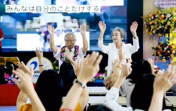 Ông Tobita Minoru và vợ về Nhật Bản sau 20 năm công tác tại Việt Nam. Ảnh: LHU