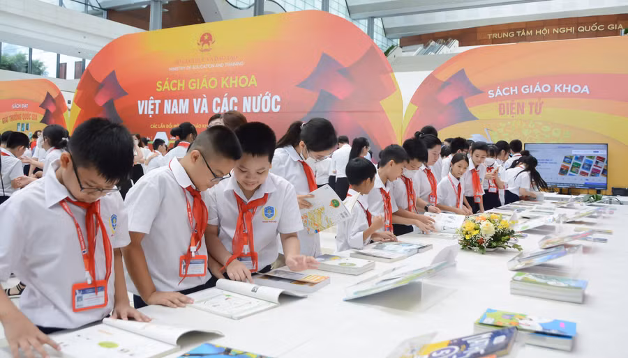 Học sinh tham quan triển lãm sách giáo khoa Việt Nam và các nước. Ảnh minh họa: INT