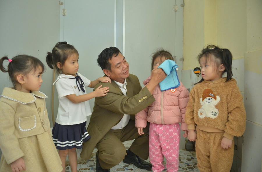 Thầy Lương Văn Sắng và những đứa học trò lên 3 của mình.