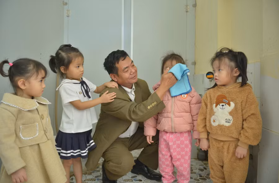 Thầy Lương Văn Sắng và những đứa học trò lên 3 của mình.