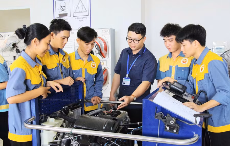 Sinh viên Trường Cao đẳng Kiên Giang (An Giang) trong giờ thực hành.