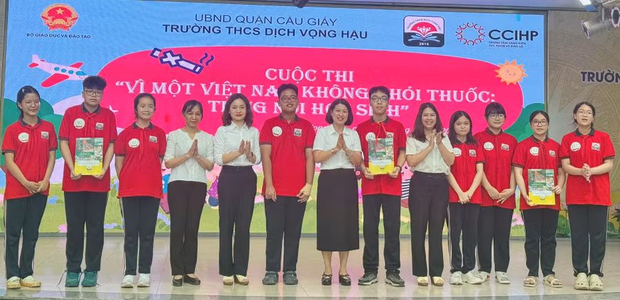 Ban giám hiệu nhà trường và các đại biểu trao quà tặng các đội thi xuất sắc.