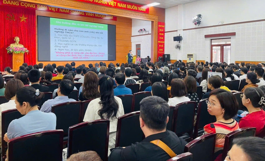 مدرسة ثاتش بان الثانوية (لونغ بيان، هانوي) تقدم استشارات مهنية للطلاب. الصورة: NT hoc-nghe-sau-tot-nghiep-thcs2.jpg