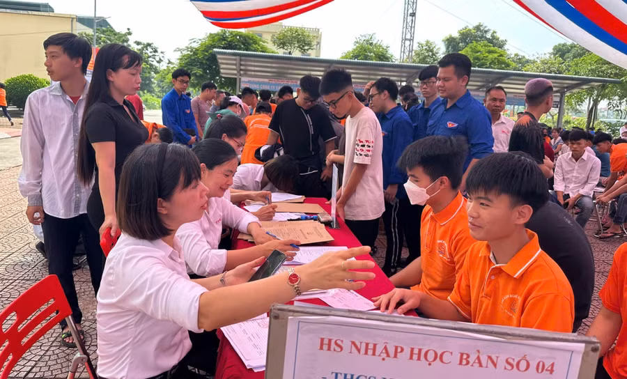 Học sinh tham gia nhập học hệ 9+ ở Trường Cao đẳng nghề Kỹ thuật Công nghệ (Hà Nội). Ảnh: NC