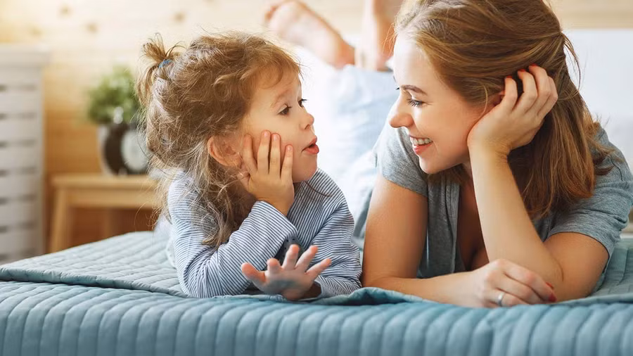 Phụ huynh có thể chia nhỏ chủ đề giáo dục giới tính thành nhiều cuộc trò chuyện phù hợp. Ảnh: INT.