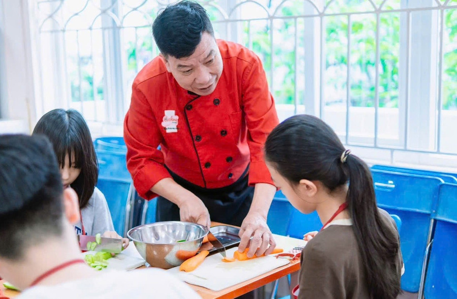 Học sinh Trường THCS Đoàn Thị Điểm (Hà Nội) trải nghiệm với nghề đầu bếp. Ảnh: NTCC.