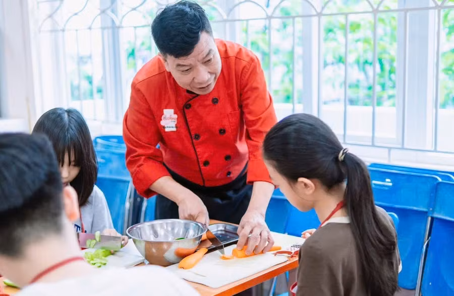 Học sinh Trường THCS Đoàn Thị Điểm (Hà Nội) trải nghiệm với nghề đầu bếp. Ảnh: NTCC.