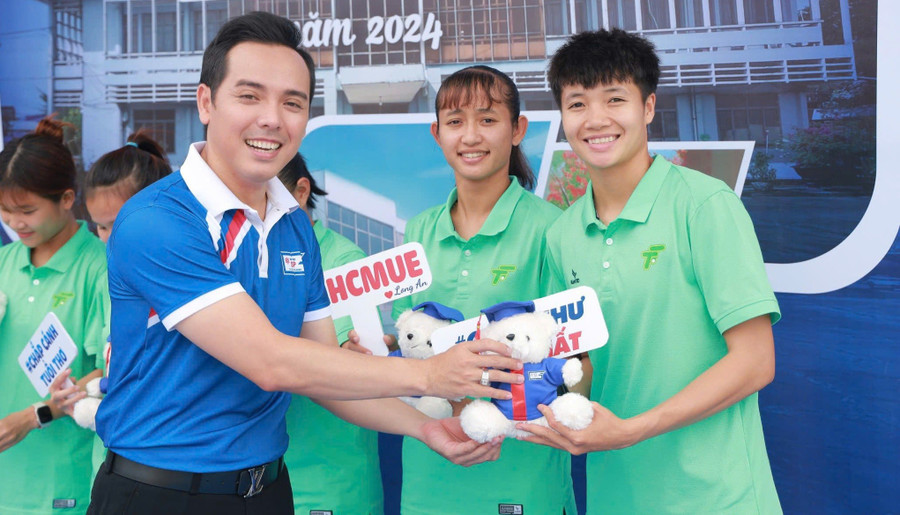 Hoạt động tư vấn tuyển sinh tại Phân hiệu Trường Đại học Sư phạm TPHCM tỉnh Long An. Ảnh: Lê Nam