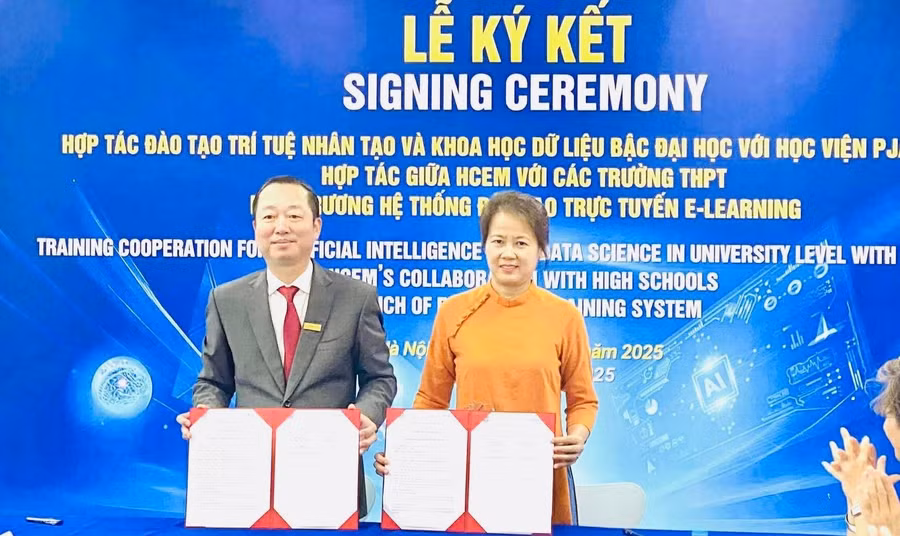 Đại diện Trường Cao đẳng Cơ điện Hà Nội và Trường THPT Trương Định ký kết hợp tác. Ảnh: NTCC