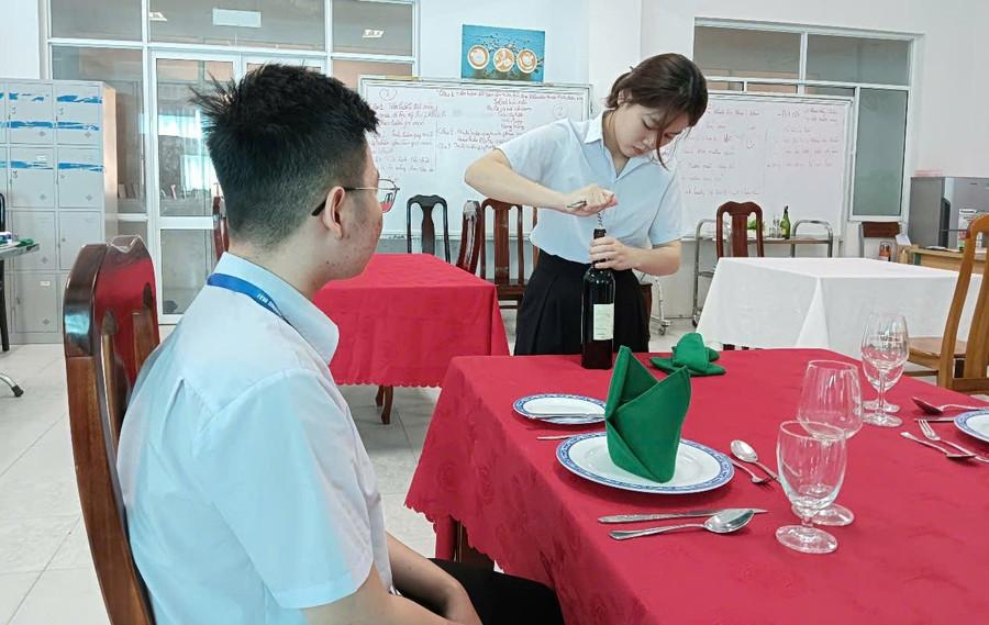 Học viên hệ trung cấp 9+ Trường Cao đẳng Thương mại Đà Nẵng thực hành nội dung nghiệp vụ nhà hàng tại khu thực hành của trường. Ảnh: NTCC du-thao-chuan-co-so-giao-duc-nghe-nghiep-1.jpg