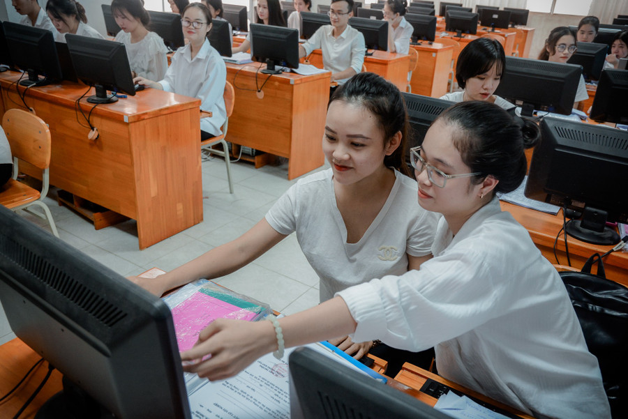 Sinh viên ngành Kế toán, Trường Cao đẳng Thương mại Đà Nẵng trong giờ thực hành. Ảnh: NTCC du-thao-chuan-co-so-giao-duc-nghe-nghiep-2-1336.jpg
