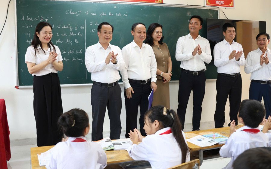 Lãnh đạo Sở GD&ĐT Hà Nội trò chuyện cùng học sinh Trường Tiểu học Minh Châu. nam-hoc-moi-tren-xa-dao-duy-nhat-o-thu-do-2.jpg