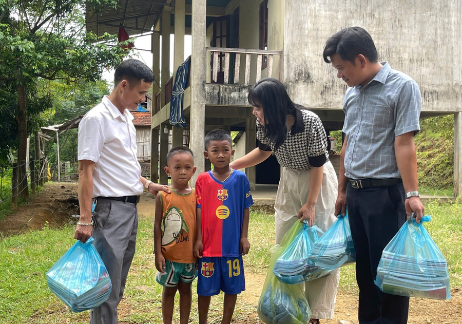 Từ đầu tháng 8, giáo viên Trường Tiểu học Hương Liên đã nghỉ phép vào tận bản để vận động duy trì học sinh đến trường trong những ngày đầu năm.