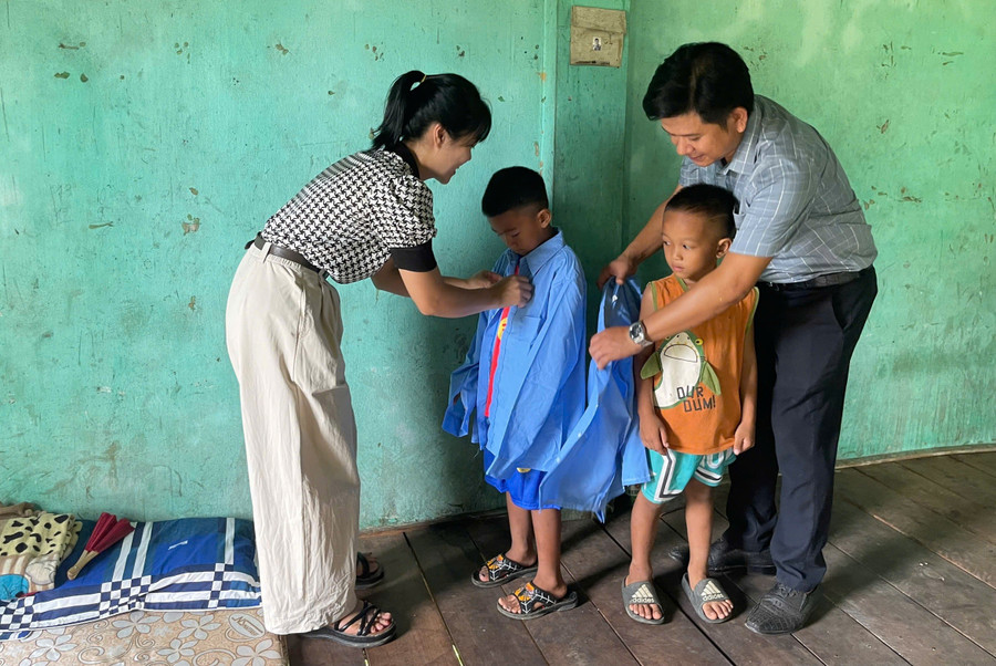 សៀវភៅ និងសំលៀកបំពាក់ថ្មីៗមកដល់សិស្សចុតមុនឆ្នាំសិក្សាថ្មី។ giu-chan-hoc-tro-chut-sau-ky-nghi-dai-1.jpg